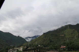 山间云雾缭绕的村落美景