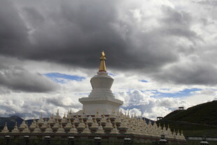 白塔矗立在多云天空下