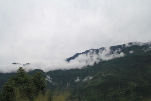 云雾缭绕的青山美景