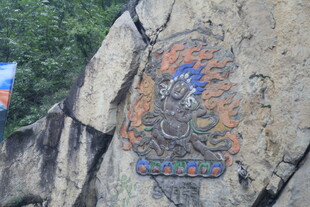 岩石上的精美宗教雕刻图案