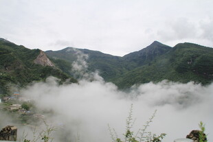 山间云雾缭绕的秀丽景致