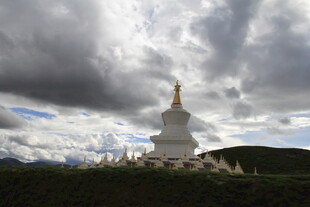 白塔矗立 云下壮丽景观