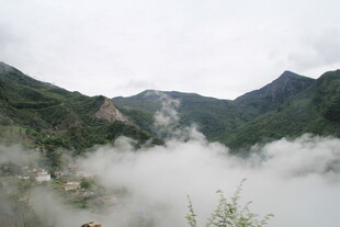 山间云雾缭绕的秀丽景致