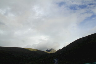 山间云雾缭绕的壮丽景色