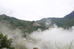 山间云雾缭绕的绝美景致