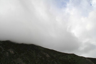 云雾缭绕的巍峨山峰