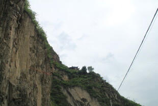 陡峭山崖边的悬空电线