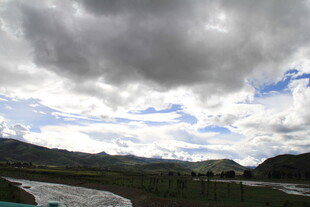 阴云下的山水风景