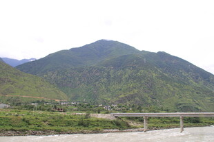 山间公路旁的葱郁青山