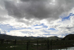 乌云笼罩下的山间景致