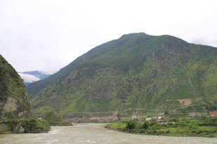 山间河流旁的翠绿山峦