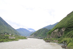 山间河流壮丽风光