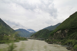 山间河流风景图