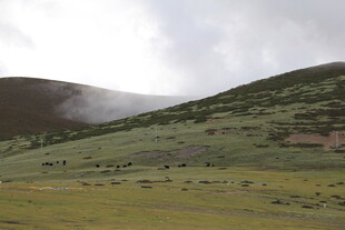 草原山峦间的朦胧美景