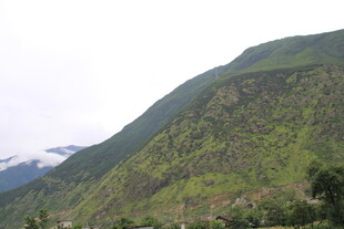 青山翠谷间的秀丽风光