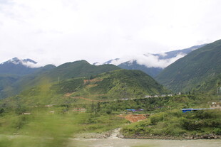 山间美景 云雾缭绕的村落