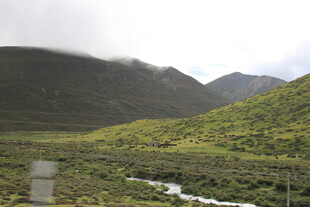 山间绿野溪流美景