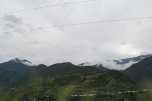 云雾缭绕的青山美景