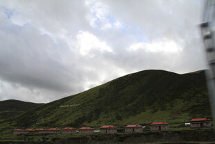 山间云雾缭绕的多彩建筑