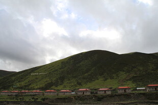 山间村落隐于葱郁青山下
