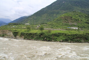 山间湍急河流与葱郁植被