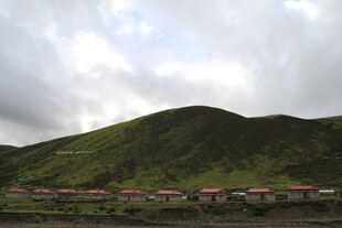 青山下的多彩房屋景观