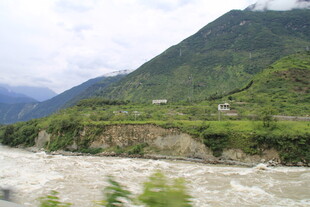 山间湍急河流与葱郁山峦