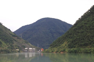 青山绿水间的宁静湖泊