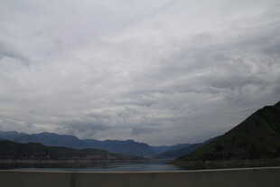 山间云雾缭绕的壮阔风景