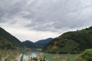 山水间的云雾缭绕美景