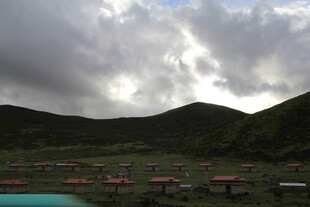 山间泳池与户外休闲场景