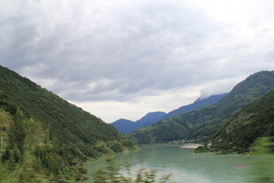 青山绿水间的宁静湖泊