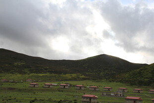 山间草地中的多彩帐篷