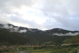 山间云雾缭绕的田园风光