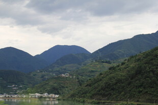 青山云雾间的秀丽湖景