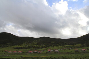 草原山峦间的多云景致