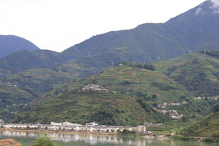 青山绿水间的宁静村落