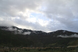 云雾缭绕的山峦景色
