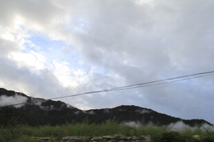 山间云雾缭绕的自然风光