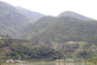 青山绿水间的宁静景致