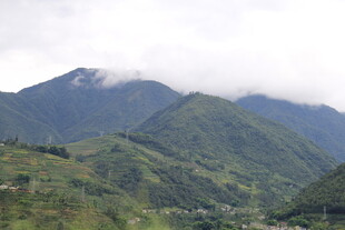 青山云雾缭绕的秀丽景致