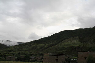 山间云雾缭绕的村落景色