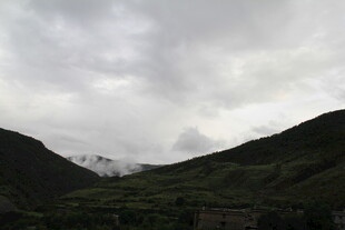 云雾缭绕的山峦景色