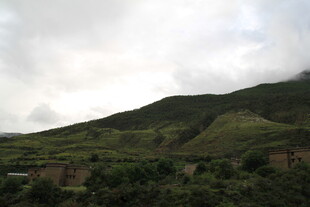 青山云雾间的自然景致