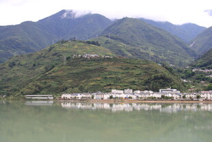 山水相依的宁静村落