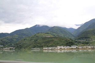 山水相依的宁静湖畔风光