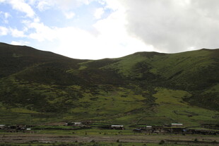 青山绿野间的宁静村落