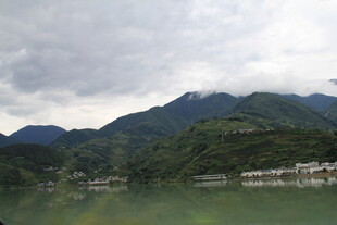 山水相依的宁静湖畔风光