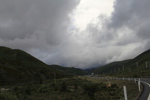 山间公路上的厚重乌云