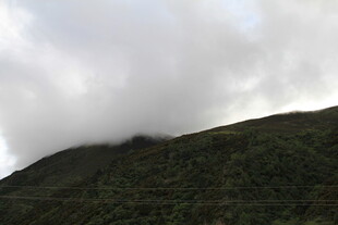 云雾缭绕的青山